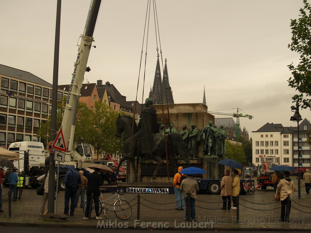 Reiterdenkmal kehrt zurueck auf dem Heumarkt P26.JPG